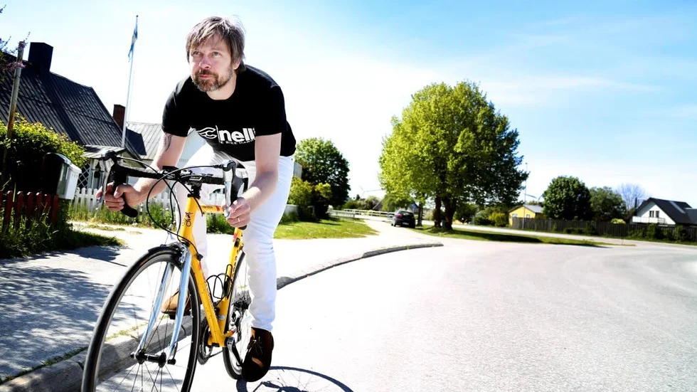 Jonas Moberg drar gärna ut på långa cykelturer om dagarna, här utanför huset i Klintehamn.
