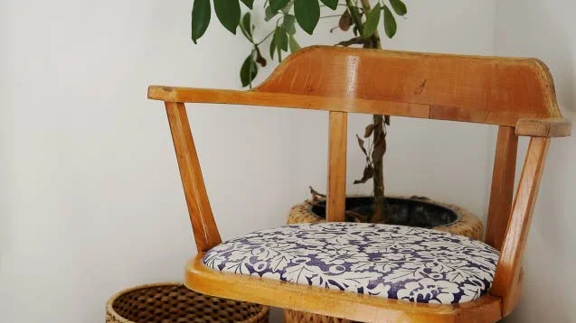 Gammal kontorsstol. Detalj från sovrummet.