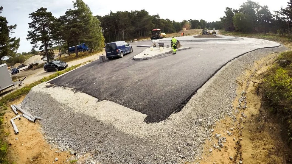 Den mindre rondellen närmast arenan. En "arm" är förberedd i riktning mot Toftavägen som ligger någon kilometer bort.