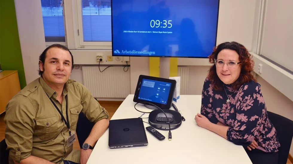 Asylsökandes CV. Ibrahim M Haj Abdulla, kundresurs, och Ulrika Fredriksson, sektionschef på arbetsförmedlingen i Boden jobbar med det digitala verktyget Job Skills.