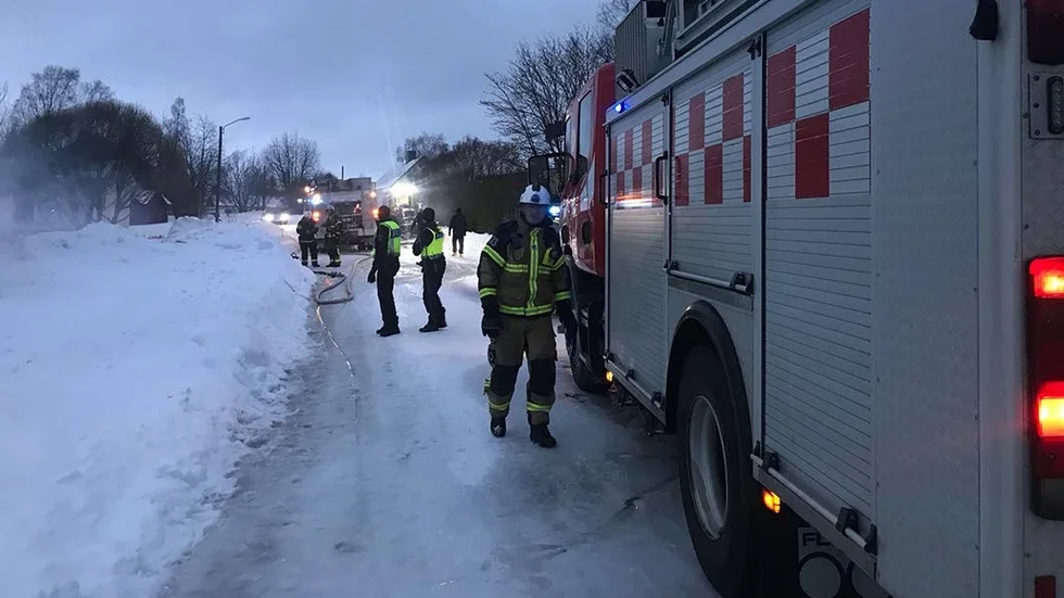 Pådrag. Räddningspersonal från fem stationer, ambulans och poliser larmades ut till den kraftiga branden.