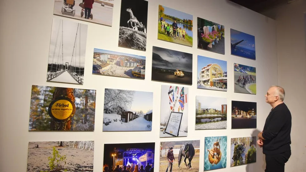 Mitt Boden. Bodens fotoklubb har gjort en fotografisk tolkning av Boden som Hans-Lennart Bruun studerar.