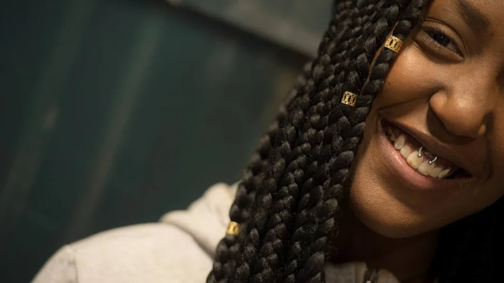 Nytt liv. Jemima Hicintuka har bestämt sig för att lämna Gällivare och satsa på musiken i Stockholm. I kväll gör hon sitt sista framträdande i "Idol" då hon och andra tidigare deltagare uppträder i Globen.
