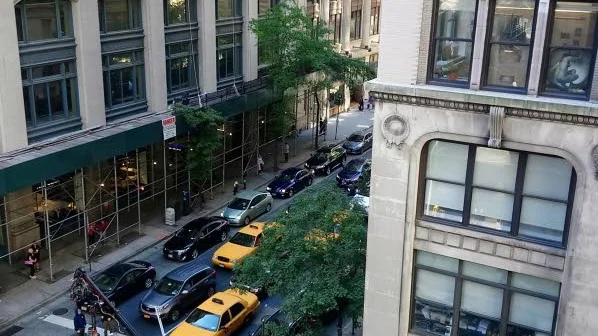 Filminspelning. New York brukar benämnas straden som aldrig sover. I princip varje dag är det minst en filminspelning på Manhattan.