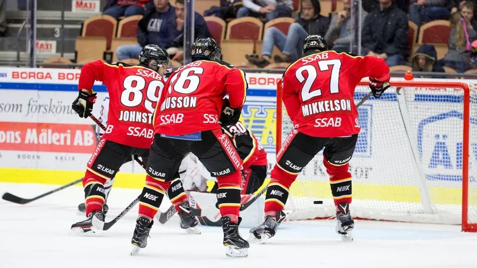 Pucken studsar på Brendan Mikkelson och in i egen kasse.