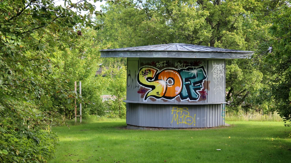 Så här såg kiosken ut strax innan den flyttades till Gamla Linköping. Nu ska den renoveras, förses med el och återfå sina skjutluckor av glas. 