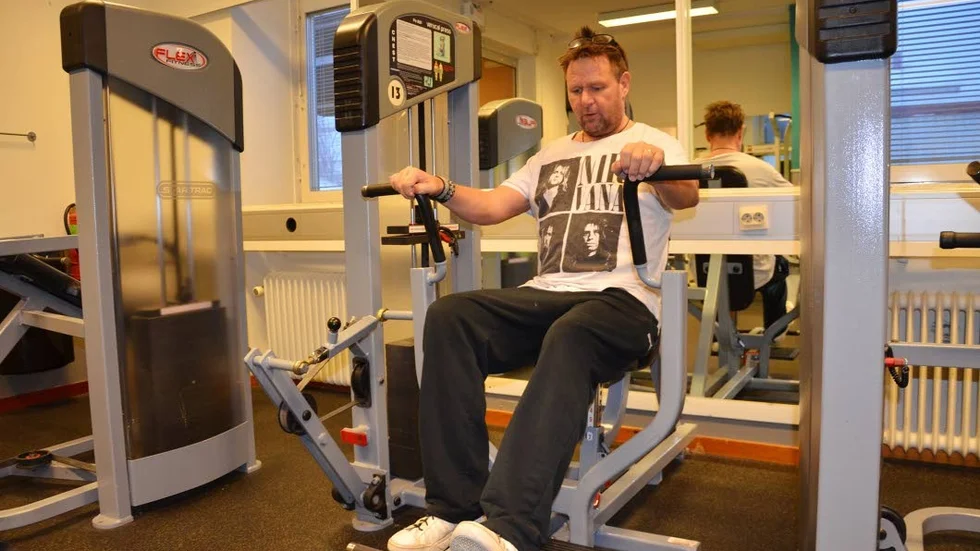 Tränar styrkan. Micke Johansson fortsätter träna och försöker träna upp styrkan i armarna och övriga kroppen efter stroken.