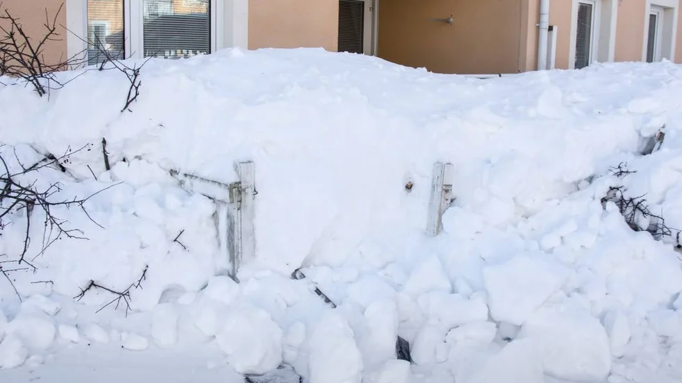 Uteplatsen. Den nerfallna snön fyller hela uteplatsen och skadade staketet för en hyresgäst.
