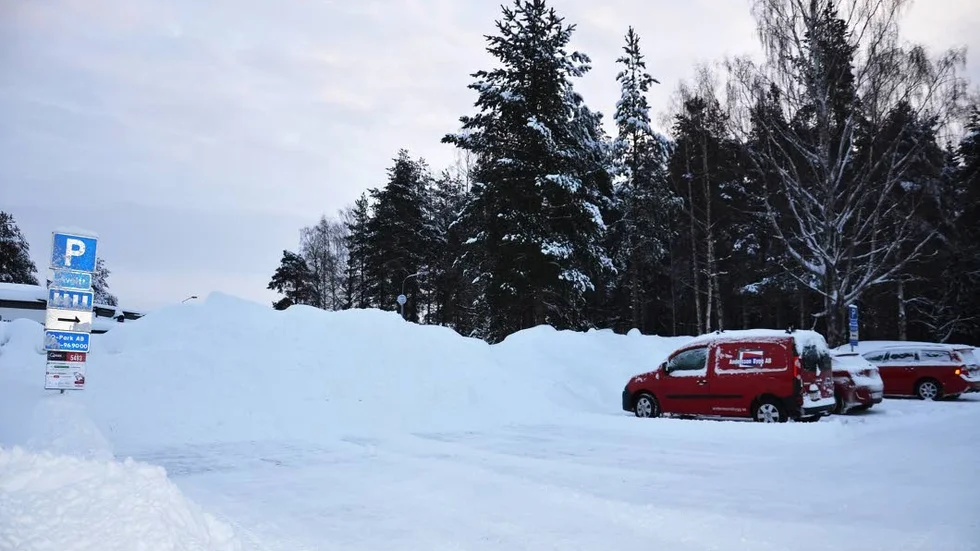 Även på denna parkering i närjeten av Sturegården är det skyltat med sms-betalning. Det har satts upp mycket skyltar för att få folk att betala parkeringsavgifter vid besök på Sturegården.