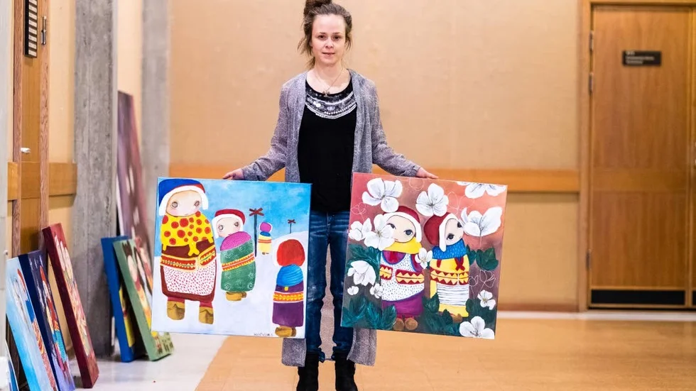 Färglatt. Lina Maria Viitalas tavlor är oftast väldigt färgsprakande och motiven är oftast kvinnor.