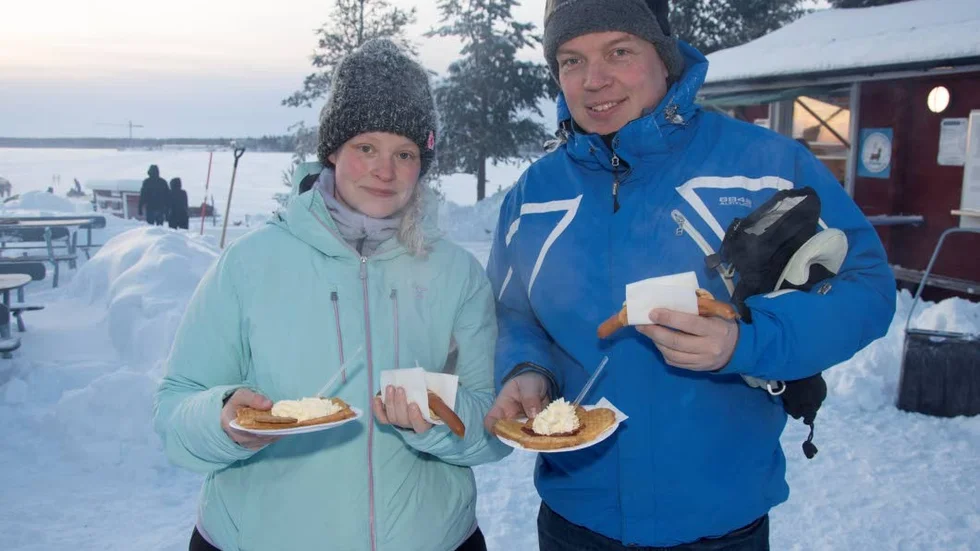 Båda. Varmkorv eller våffla? Varför chansa. Sofia Englund och Jonas Lundberg tog båda.