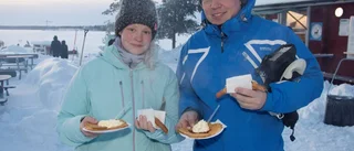 Flaggan i topp betyder våffla och kopp