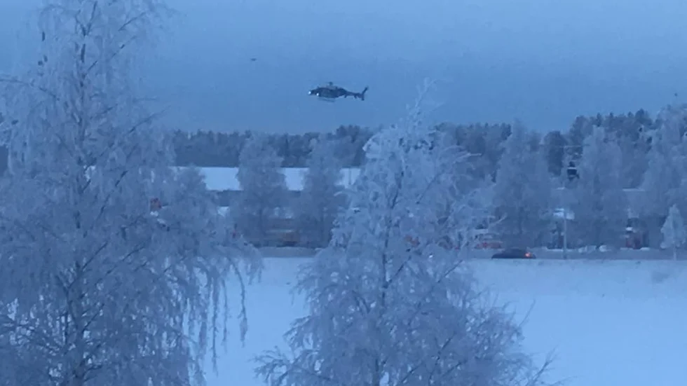 Helikoptern åker in för landning över Skutviken.