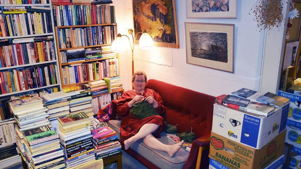 Mysigt antikvariat. Mitt i källarlokalen finns en soffa. " Där brukar jag sitta och sticka eller prata med mina kunder när de kommer in", säger ägaren Inga Nordberg.