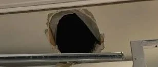 Tog sig in via tak – hängde efter bärgare
