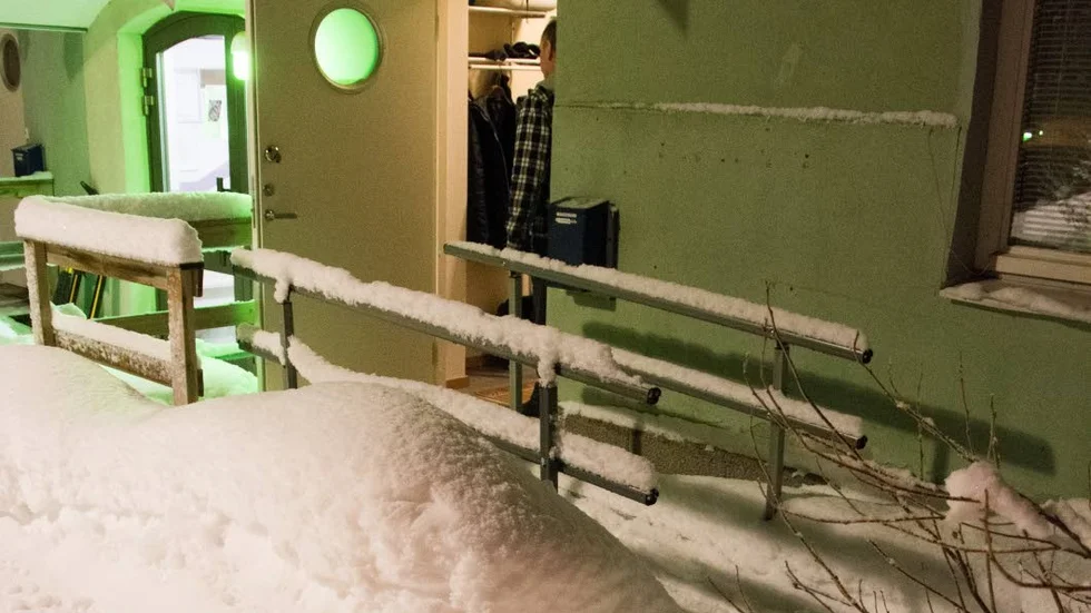 Fängelse. Thomas Pettersson är i behov av sin rullator men kan inte använda den eftersom det inte är skottat utranför hans bostad.