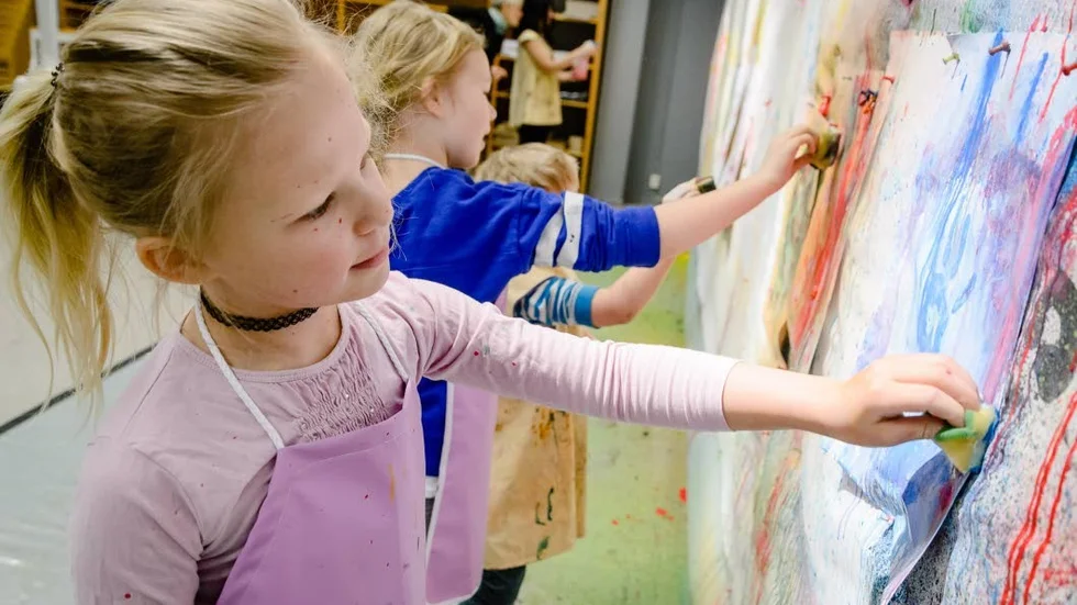 Kul. Alice Lundström tyckt det var roligt med action painting.
