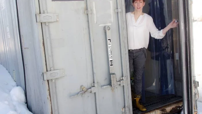Container. Inne i containern döljer sig ett växthus med grödor av olika slag.