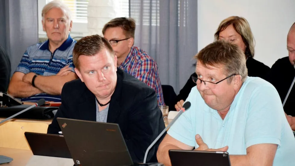 Kommunalråden. Tomas Vedestig (Öfa) (till vänster) har skrivit ett avtal som tillåter alla kommunanställda att golfa gratis. Notan: 15 000 kronor.