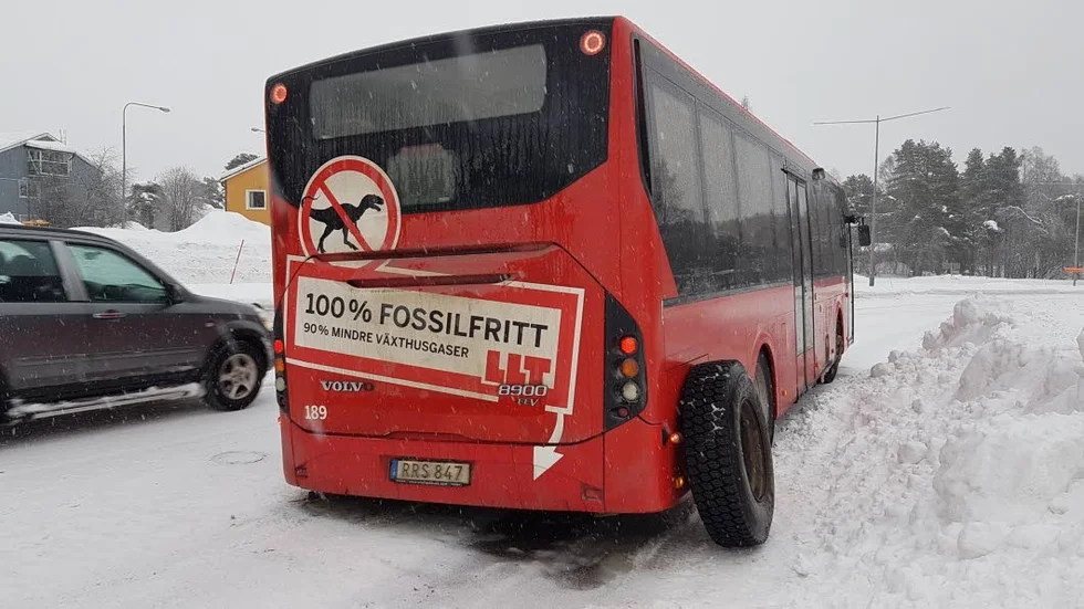 Svängde just ut. Bussen som färdades på Svartöleden tappade däcket just när den svängt ut från busshållplatsen.