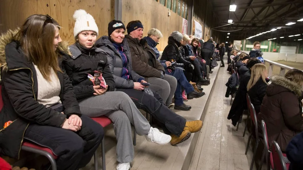 Fullsatt. Det var fullsatt på läktaren på Luleå ridklubb.