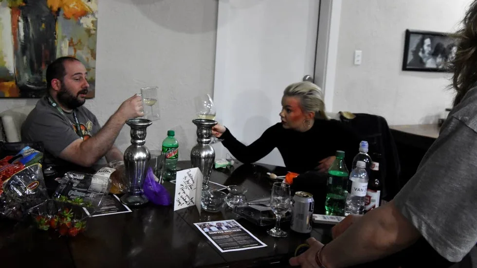 Historiskt. Efter spelningen avslöjar manager Peter Åstedt att The Magnettes, som första västerländska band, ska uppträda på asiatiska Grammisgalan.