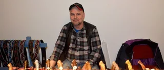 Bland tomtar och hemstickat på julmarknad