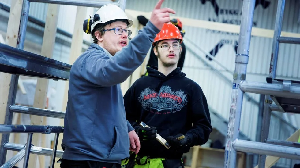 Läraktig. Under de senaste fyra månaderna har Erik Jonsson arbetat som lärarassistent på byggprogrammet i Luleå. Här instruerar han William Airijoki, 17, i takkonstruktionen på ett poolhus som de blivande snickarna bygger under ledning av sina lärare.