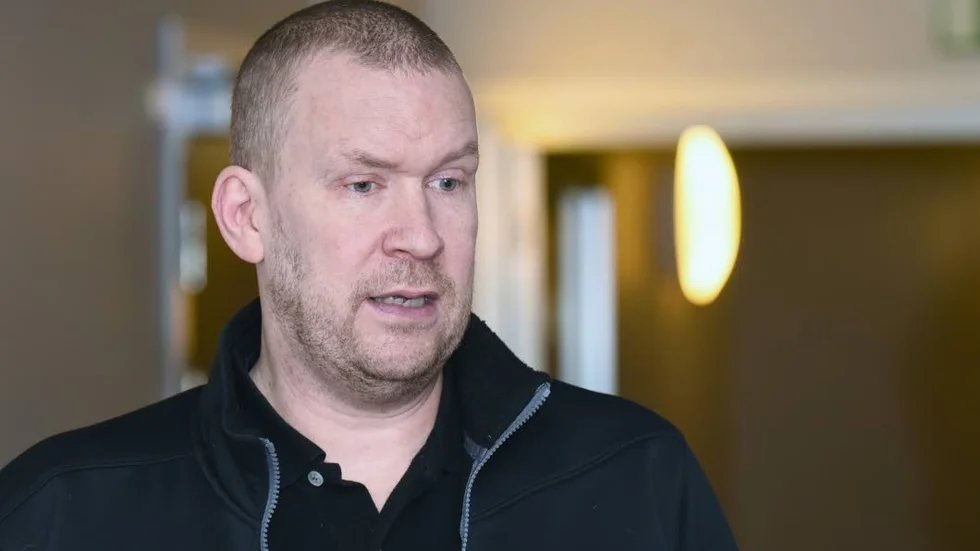 EXTRAFORWARD. Stefan "Skuggan" Nilsson förklarar att initialt går Per Ledin in som extraforward.