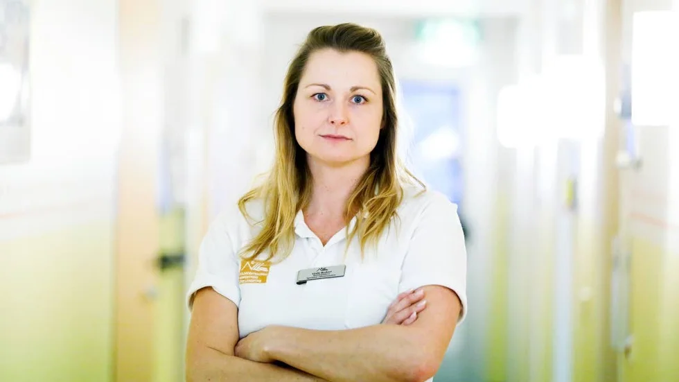 Arg. "Jag är fortfarande fruktansvärt arg på Försärkingskassan. Som läkare känner man sig maktlös när man inte förmår att hjälpa sina patienter.  Man möter dem gång på gång och får följa med på livets upp- och nedgångar", säger distriktsläkaren Linda Beckert ett år efter insändaren som väckte debatt kring rätten till sjukpenning.