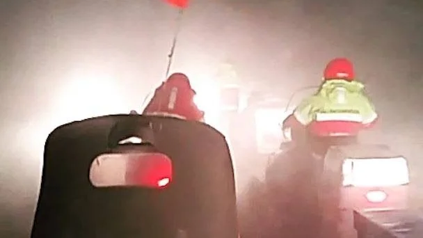 Fjällräddarna åker ut i väder ingen annan skulle ge sig ut i. Här en bild från en sekvens filmad av fjällräddaren Sven-Erik Frånberg.
