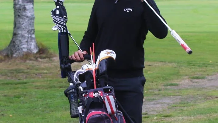 Adam Jonsson har slutat med ishockey och satsar hårdare på golf.
