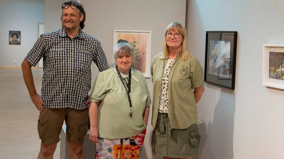Håkan Lundberg, Elaine Lundberg och Satu Takkinen i färd med att hänga sommarens konstutställning.