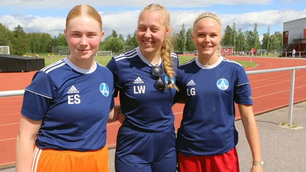 Målvakten Emelie Stenson, coachen Lois Waldebäck och Linnea Grandin med rötter i Arnemar k, gillar turneringen PSG.