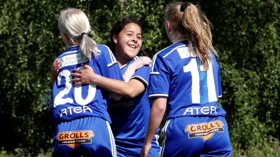 Alva Ölund kramar om lagkompisen Sara Bergh efter 1-0 målet.