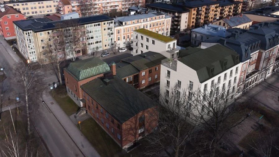 Ett långdraget ärende är byggplanerna på tingshusets gård mot Österplan och Storgatan. Det tidigare tingshuset är de röda byggnaderna i förgrunden. De helvita byggnaderna på bilden är planerade nybyggen.