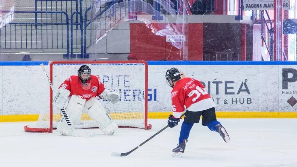 Filip Schäder sprättar upp pucken i krysset.