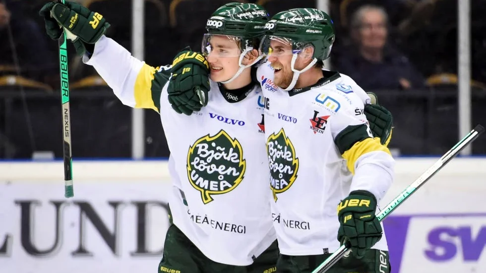 Alexander Wiklund från Piteå (till höger) gjorde ett av målen när Björklöven vann igen. Till vänster Jacob Peterson.