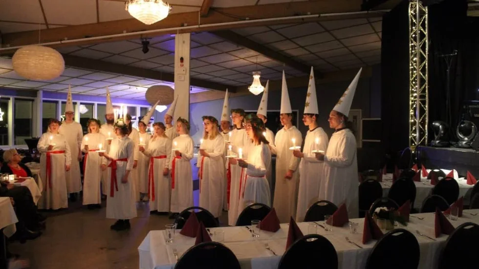 Det skönsjungande luciatåget från Framnäs folkhögskola gladde och spred fin julstämning.