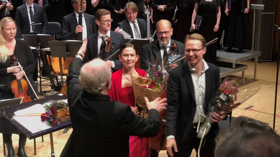 John Rutter tackade Framnäs körcentrums Emma Rönnlund och Jakob Grubbström efter den första av två konserter.