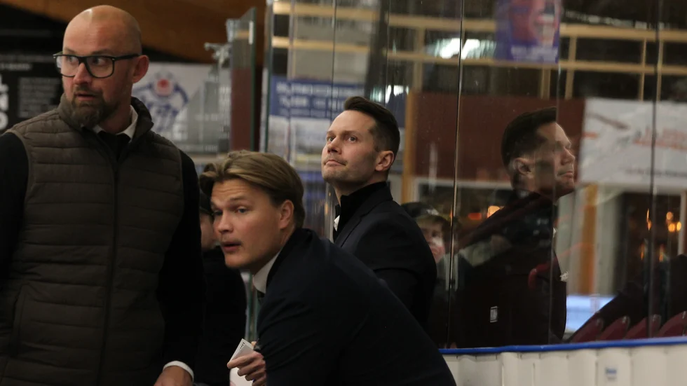 VIK:s tränare Martin Gudmundsson, längst till höger, hade lite att fundera på efter två perioder, men tack vare en stark avslutning blev det två poäng.
