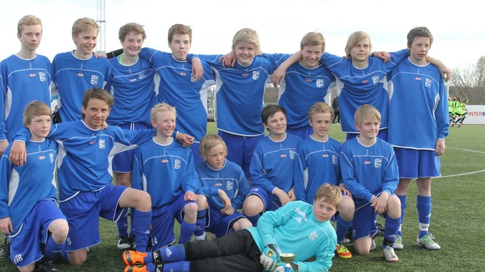 Storfors AIK:s P98-lag. Bakre raden fr v: Albin Burman, Isak Lindfors, Simon Sterner, Johannes Kuoppala-Holm, Tim Kämpeberg, Viktor Grahn, Albin Edling, William Eriksson. Främre raden: Robin Grönlund, Viktor Vikström, Gustaf Lundström, Filip Berglund, Oskar Mukka, Jonathan Eriksson, Simon Marklund. Målvakt: Johan Nyström.