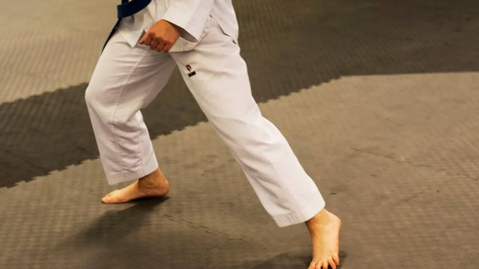 FOTARBETE. Inom taekwondo används benen väldigt mycket, och det är den kampsport som fokuserar mest av alla på sparkar.
