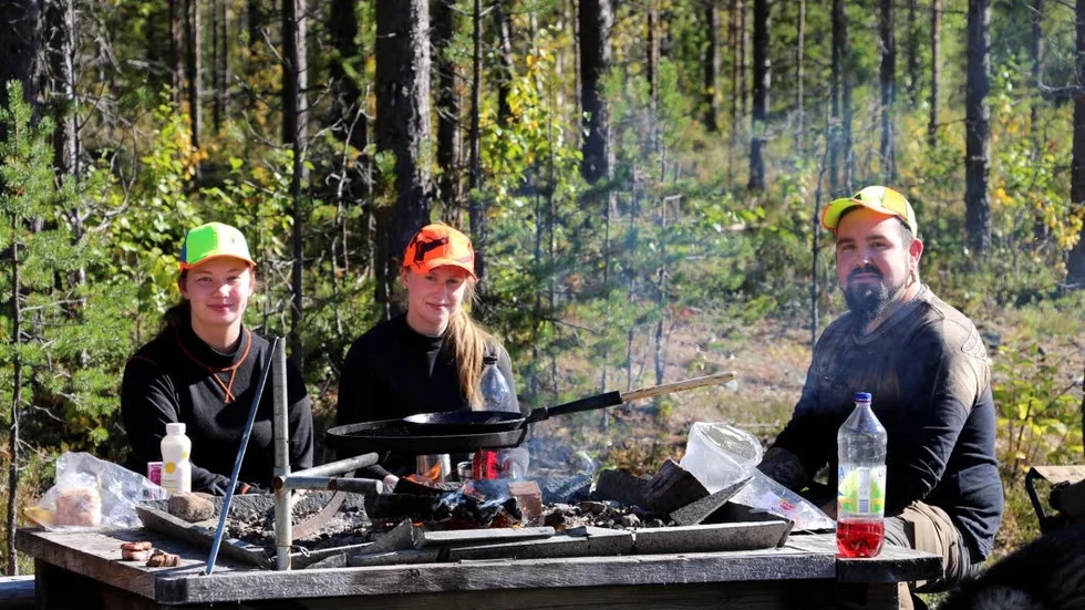 Nya jägare. Första dagen på älgjakten var lite nervös men rolig. Det tycker Sanna Pettersson, Norrfjärden, Anna Sundlöf, Blåsmark, och Jimmy Eliasson, Luleå.
