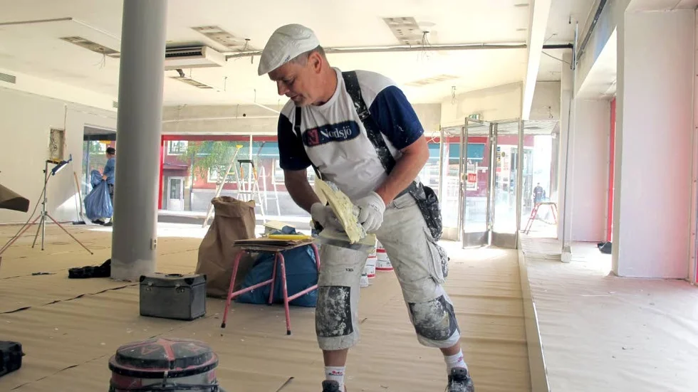 FÄRGKLICK. Kent Öhlund från Lundströms Måleri sätter färg på inkråmet i modebutiken.
