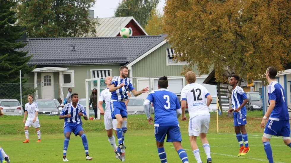 TRÄNARE. Jonas Westerberg når högst här men lämnar eventuellt tränaruppdraget i Öjebyn då hans privata åtaganden tar mycket tid.