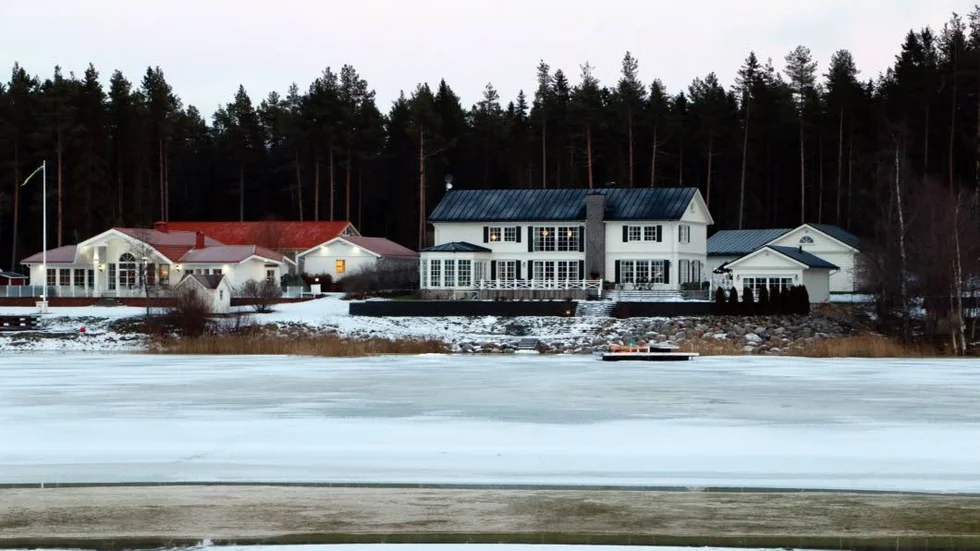 Inget brott. Tomas och Annelie Holmström ville klä in en cirka 50 meter lång sträcka av strandlinjen med sten som grävts fram i samband med bygget av parets hus på Fårön. Kommeunala tjänstemän gav klartecken. Nu lägger miljöåklagare ner ärendet.
