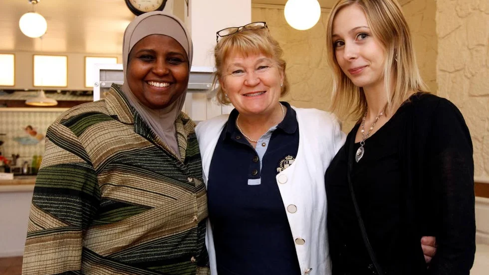 Glada. Mona Ibrahim, Elisabeth Nilsson Singh och Tina Andersson är spända av förväntan inför nypremiären.