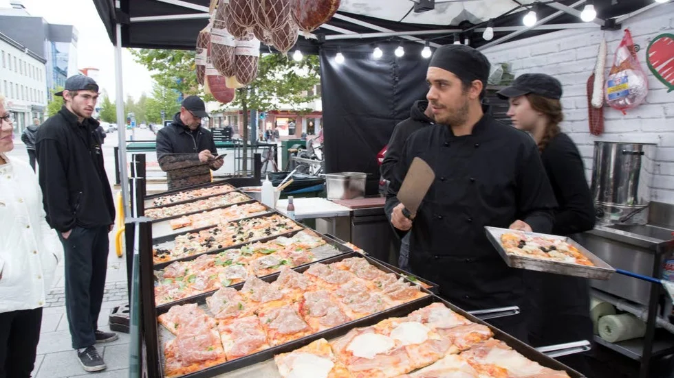 Full rulle. De italienska stenungsbakade pizzabitarna var populära att äta direkt eller ta med hem.