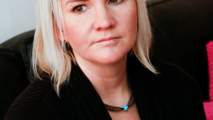 Undersköterska. "Det är synd att de som går omvårdnadsprogrammet, men väljer att söka sig till handikappomsorgen får sämre lön än sina kollegor inom äldreomsorgen", säger Jessica Wallin, undersköterska.